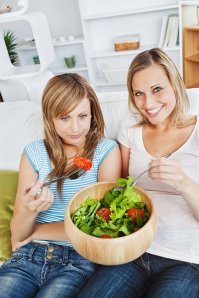 kobiety jedzące zdrową żywność